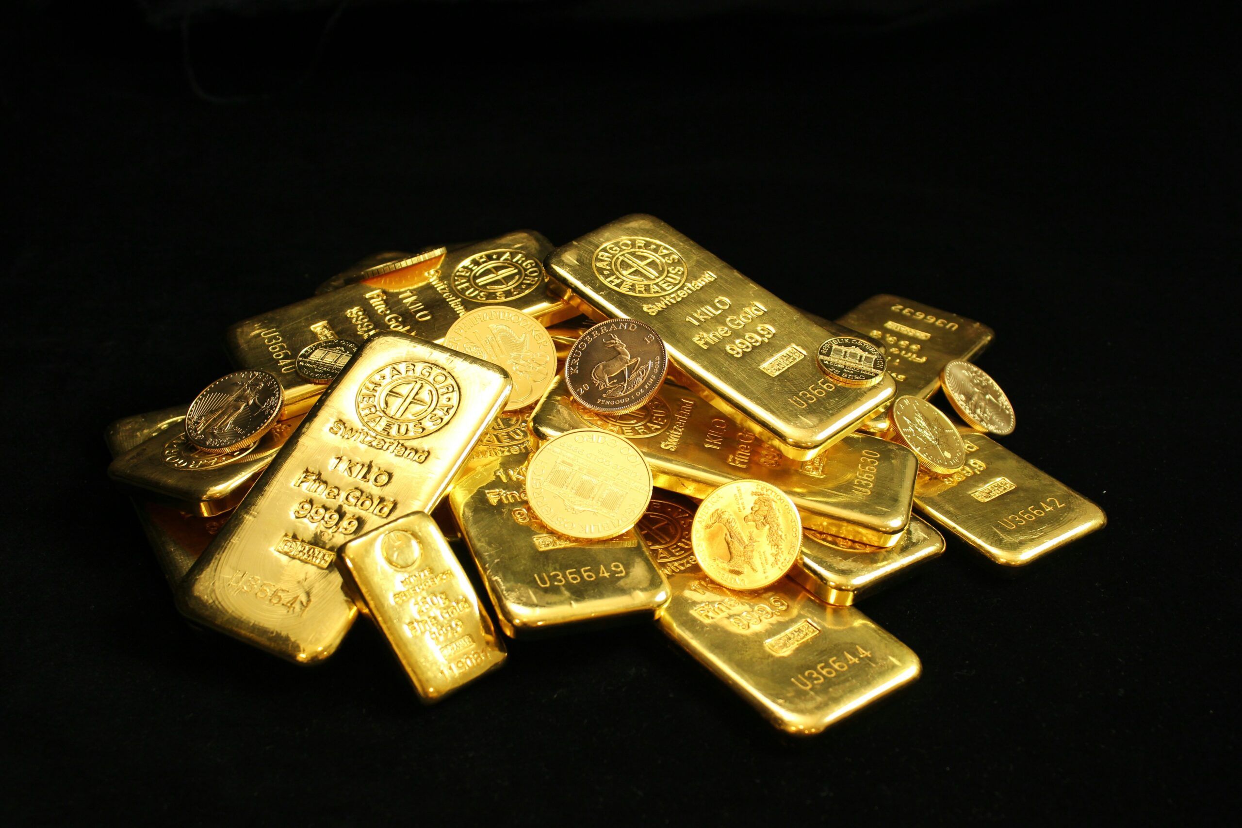 Gold futures top $4,000 for the first time on safe-haven rush